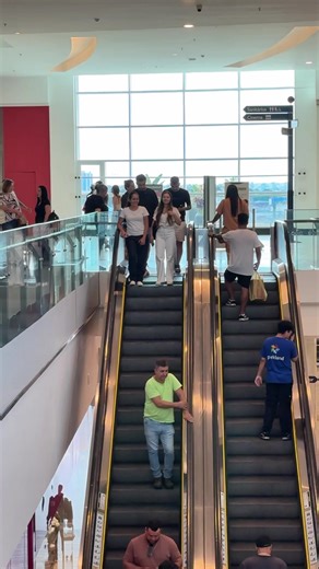 Me siga para mais vídeos como esse!! #prank #escalator #humor