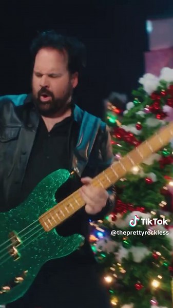 Stitch with @xodanielley: we think she’ll play it.. ❤️🎄