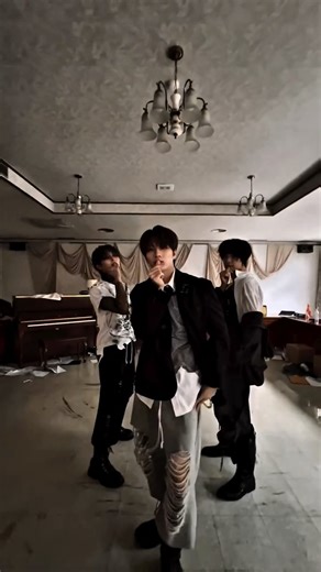 NTX on Instagram: "[🎬] 얼어붙은 내게 Talk to me🥶 #ICE_LUV with #NTX #XIHA #CHANGHUN #RAWHYUN #엔티엑스 #시하 #창훈 #로현 #PROTO_TYPE"