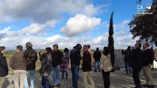 A 1ª Sessão do Programa CA Agrotransição teve lugar no passado dia 2 de Dezembro, na Herdade das Servas, com o tema: "Materializar a sustentabilidade, o exemplo da vitivinicultura: práticas regenerativas, adaptação climática e acção colectiva para um futuro mais resiliente." Assista aos principais momentos e ao testemunho da Dra. Filipa Saldanha, Directora de Sustentabilidade do Crédito Agrícola. | Crédito Agrícola