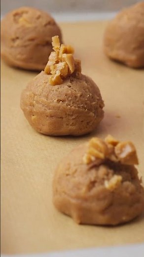 How To Make Gooey Caramel Toffee Cookies At Home