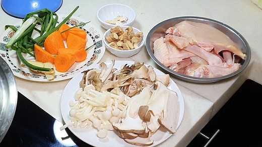 三鲜汤 or three ingredients broth is a very famous soup base at the famous Haidilao, just take note that in order to achieve their creamy white broth, you probably need to slow boil your pork bones for 5-8 hours. So I'm making a more realistic version of homemade version, just remember, 3 ingredients usually includes meat, mushrooms and vegetables. | Cooking Ah Pa