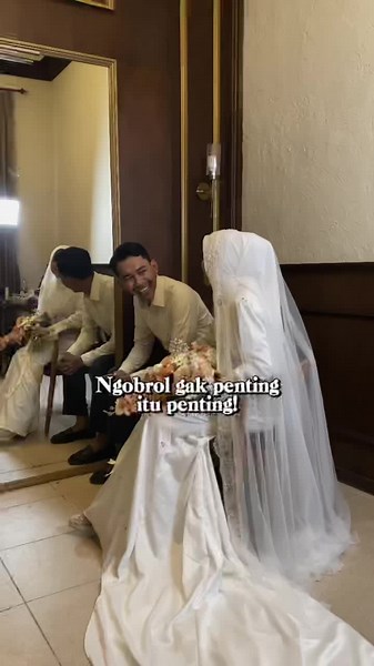 Pentingnya komunikasi sama pasangan.. sempatkanlah ngobrol dengan pasanganmu, bukan ngobrol karena sempat.. Karena sejatinya pernikahan itu 80% adalah komunikasi, bahkan ngomongin hal-hal tidak penting bersama pasangan itu penting. #wedding #weddingday #pernikahan #pernikahanidaman #sewakebaya