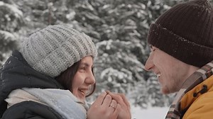 Un couple qui se promène en hiver, où ils expriment leur amour et leur compréhension mutuelle. Ils se réchauffent dans le froid, se soufflent dans les mains