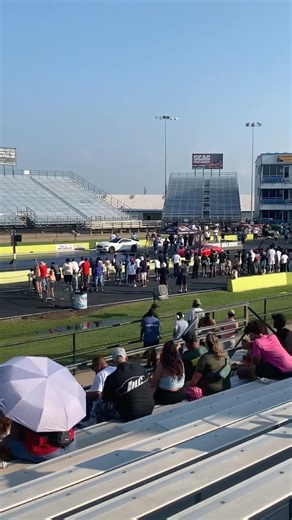 C6 Grand Sport vs 5.0 Mustang 1/4 Mile Race