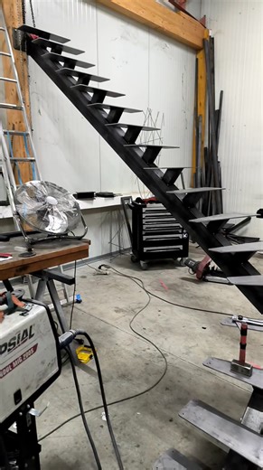 2.5K views · 25 reactions | Bon plan de rénovation ! Optez pour notre escalier sur mesure Prêt à Finir et réduisez le budget de votre projet. Nous réalisons la conception et la fabrication, vous effectuez la finition… et vous économisez jusqu’à plusieurs centaines d’euros ! Un prix avantageux, une qualité durable, un résultat unique. Pour + d'informations  metaldekalit@gmail.com  0689900215 3 rue des marronniers 25220 Chalèze | Metal de Kali' t | Facebook