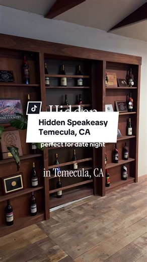 This Temecula Wine Country speakeasy sets the mood for the perfect date night🥂 Tucked inside Bella Vista Winery, The Cilurzo Speakeasy is an intimate, wine based speakeasy bar with low lighting, a live pianist, and classic 1920s-inspired charm. We loved the Bee’s Knees Martini and the wines from Bella Vista Winery. Who are you taking? Tag them below 🍷✨ The Cilurzo Speakeasy ( located inside Bella Vista Winery) Reservation Required 41220 Calle Contento, Temecula, CA 92592
