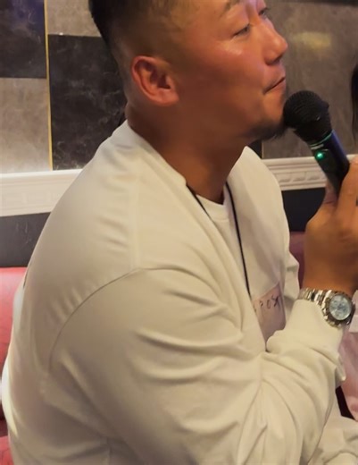 MC TYSON on Instagram: "兄さん、お疲れ様でした🙏🏽💙😌 日本で一番最初に、俺の「Local Star」を入場曲に使ってくれて、そこからお付き合いが始まりました。 まさか、自分がガキの頃から大好きだった野球選手が、自分の曲を使ってくれるなんて夢にも思っていませんでした。 プライベートでも、俺や仲間たちのことをいつも可愛がってくれる頼れる兄貴です。 残りのシーズンも頑張ってください。 そして、引退後はウチのレーベルから歌手デビューですね！笑 I love you bro‼︎⚾️💙🔥"