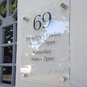 [Hot Item] Custom Acrylic Wall Mounted Billboard Plastic Company Doorplate Indicator Piece