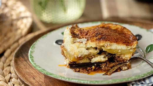 ✨The Ultimate Greek Moussaka Recipe! ✨ Looking for a dish that’s as comforting as it is impressive? My classic Greek Moussaka is absolutely delicious! Layers of tender eggplant, savory meat sauce, and velvety béchamel come together to create a meal that’s full of flavor and tradition. Whether you're making it for a family dinner or a holiday gathering, this recipe is sure to be a hit. It's a little bit of effort, but trust me, the results are absolutely worth it! Pro tip: Moussaka tastes even be