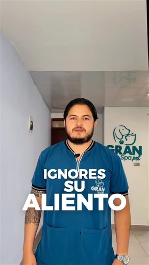 🚨 ¡Cuidado! El mal aliento de tu perro es una señal de alerta. 🦷🐕 Muchos dueños piensan que el “aliento a perro” es algo natural por su comida, pero la realidad es mucho más seria. Ese olor es causado por bacterias que forman sarro y que, si no se detienen, pueden viajar por el torrente sanguíneo hasta afectar órganos vitales como el corazón y los riñones. En Gran Spa Pet, el Dr. Estiven realiza limpiezas dentales profesionales (Profilaxis) para eliminar esa fuente de infección y devolverle a