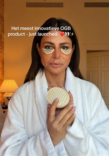 Bye bags. Hello brightness.❤️ De Red Light Eye Patches zijn eindelijk (met heel veel trots) gearriveerd! Boost collageenproductie, verstevigt én verheldert zichtbaar de onder-eye zone (in slechts 10 minuten). Treat yourself ✨ #microcurrentdevices #eyepatches #redlighttherapybenefits