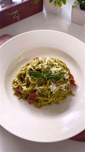 ✨ When your “lazy girl dinner” ends up looking like it’s straight out of a café 😍 No cream, no chaos — just silky basil pesto, chilli oil & glossy spaghetti goals 🍝💚 ➡️ Save this reel for your next lazy girl dinner night ✨ ➡️ Tag your bestie you’d share this café-style pasta with 🍝 lazy girl dinner, cafe style pasta, pesto pasta, basil pesto recipe, easy dinner ideas, healthy comfort food, homemade cafe vibes, quick dinner recipe, no cream pasta, vegetarian pasta, ASMR cooking, 15 minute mea