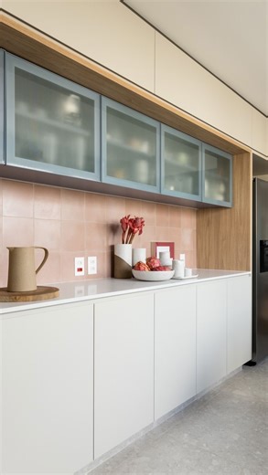 Larissa Carvalho | Arquiteta SP on Instagram: "Bonito sim… mas funcional? Nem sempre! Na arquitetura de interiores, a estética é essencial, mas a praticidade no dia a dia é o que realmente faz diferença. 1. O famoso “esconde-esconde” A gente ama o visual clean, mas e quando você está com pressa? Ter que abrir várias portas só pra pegar um item simples pode virar um desafio diário. 2. Gaveteiro embaixo da bancada Funciona quando não há outra opção, mas não é o ideal. Se tiver espaço para armário 