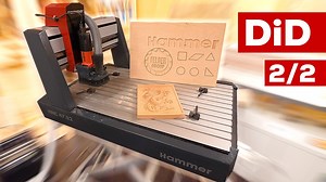 945. Hammer HNC 47.82 - cz.2/2 - ploter frezujący CNC Link do produktu: http://bit.ly/2vdlqTS Czas podłączyć CNC do komputera, zainstalować oprogramowanie i zacząć frezowanie! Nowe CNC w Domidrewno! Jest to mała frezarka CNC o polu roboczym 825x479mm. Aktualnie założone wrzeciono to Mafell FM1000 lecz jest też opcja wrzeciona 2.2KW. Precyzja wykonania, zastosowane rozwiązania mechaniczne i elektroniczne przełożyły się na powstanie bardzo ciekawego CNC o sporym potencjale do rozwoju (o kolejne fu
