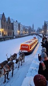 321K views · 4.9K reactions | Coca cola Christmas narrowboat #canal #narrowboat #Christmas #canalboat #boat #british Coca-Cola | Canal Boats | Facebook