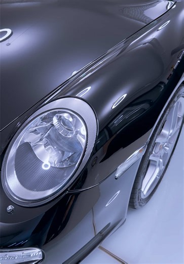 Seit 2016 ist die Platinum Cars GmbH auf exklusive Fahrzeugveredelung spezialisiert. Unser Fokus liegt auf Paint Correction, hochwertigen Keramikbeschichtungen, Lackschutzfolien (PPF) sowie Tuning by RENNTECH. Wir arbeiten ausschließlich mit zertifizierten Produkten und bewährten Systemen. Traditionelle Methoden wie hochreines Carnaubawachs kombinieren wir mit modernster Technologie – darunter Keramikbeschichtungen der KAMIKAZE COLLECTION (bis 1.500 °C hitzebeständig) und PPF-Steinschutzfolien i