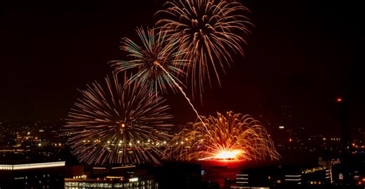 横浜港の花火大会、台船で火災発生 花火師らは退避して無事 動画 | カナロコ by 神奈川新聞
