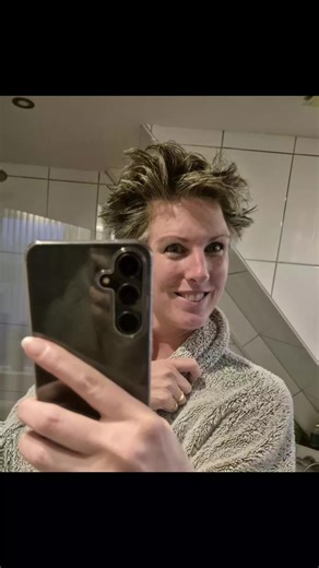 𝗞𝗼𝗿𝘁 𝗵𝗮𝗮𝗿, 𝗹𝗮𝗻𝗴 𝘃𝗲𝗿𝗵𝗮𝗮𝗹… Onlangs werd ik wakker met een kapsel dat het best te omschrijven is als “coupe windhoos”, een bleek bekkie dat nog te weinig zon heeft gezien, en kwijl dat nog vers op mijn wang zat. Toen ik mezelf vervolgens in de spiegel in de badkamer zag, moest ik hardop lachen... nadat ik eerst van de schrik was bekomen 😅🤣. Zoiets was sinds juni 2024 niet meer voorgekomen. Het bekkie en het kwijl wel, maar niet de coupe windhoos! Terwijl ik probeerde mijn haar 
