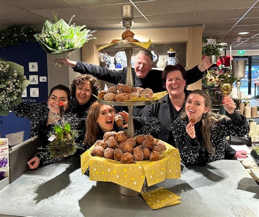 Tradities… 🌟 Wij houden ervan! Het jaar afsluiten met heerlijke oliebollen voor onze klanten 🍩 Een klein gebaar, uit grote dankbaarheid. Want we zeggen het vaker — maar het blijft waar: zonder jullie geen Joy. ❤️ Op naar een mooi, liefdevol en vooral gezond 2026 ✨ #Tradities #Oliebollen #EindeVanHetJaar #Dankbaar #SamenGenieten | Joy Flowers