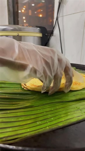 Unwrap the magic of flavor! 😋 Soft parotta filled with spicy tender mutton, wrapped in banana leaf and steamed to perfection — that’s our Mutton Kizhi Parotta! 💥 A feast of aroma, taste & tradition — only at Suriyan Kitchen Restaurant 🍃 #suriyankitchen #permasjayaeats #jbfoodies #jbfoodlover #permasjaya #foodlover #jbfoodhunt #jbfoodie #jbfood | Suriyan Kitchen