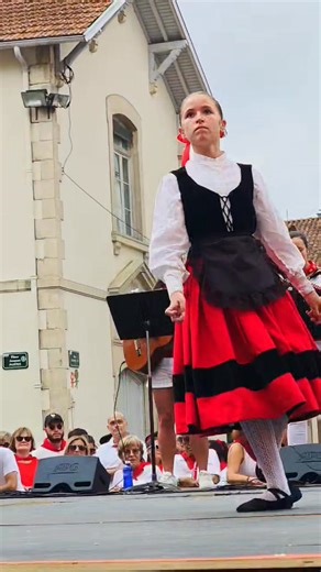 Bayonne aujourd'hui. Danseuse Basque. Leinua Konpainia. Groupe de danse et de musique traditionnelles basques Euskal dantzako eta musikako talde tradizionala. #leinua #dansebasque #euskalherria | Pays Basque BAB