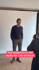 Qué hermosa forma de empezar este día! Tom posando para Deadline y Entertainment Weekly durante la promoción de The Life of Chuck en el TIFF, el 6 y 7 de septiembre. Divino, por supuesto!! 😍😍😘❤️‍🔥 Y en el segundo video, sacando su pose clásica! 😁😉🤩 #TomHiddleston #TheLifeOfChuck #TIFF2024 #tiff #Deadline #entertainmentweekly #thargentina | Tom Hiddleston Argentina