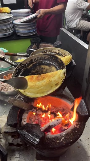Making Vietnamese Street Pancake at Banh Xeo 46A🥞 This is Banh Xeo and it is one of the most iconic local street foods #streetfood #cooking #vietnamfood