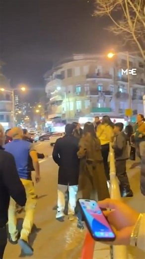 Die israelische Polizei hat einen als Weihnachtsmann verkleideten Palästinenser bei einer Razzia während einer Weihnachtsfeier in Haifa festgenommen. ⁠ Die Polizei löste am Sonntag gewaltsam eine Feier palästinensischer christlicher Bürger Israels im Stadtteil Wadi Nisnas auf und beschlagnahmte Ausrüstung für die Veranstaltung. ⁠ ⁠ Nach Angaben des Mossawa-Zentrums, einer Organisation, die sich für die Rechte palästinensischer Bürger Israels einsetzt, ging die Polizei bei der Festnahme des als W