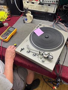 137K views · 2K reactions | Checking out this Technics Turntable. #Vintageaudio #vintagestereo #hifiaudio #audiophile #audiophiles #classicaudio #stereo #hifi #vinyl #records | The Vintage Audio Shop | Facebook