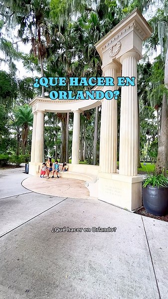 Lisaura Montilla on Instagram: "¿Que hacer en Orlando cuando no vas a los parques temáticos? 🌳Visita Kraft Azalea Garden y descubre su encanto. 📍1365 Alabama Dr, Winter Park, FL 32789 ⛴️Pasea en Bote y conoce Disney springs desde otra perspectiva. (En mi feed tengo un video explicando todo a detalle). 📍1486 Buena Vista Dr, Lake Buena Vista, FL 32830 🏡Experimenta la vida en Celebration, una comunidad diseñada por Walt Disney. 📍674 Front St, Celebration, FL 34747 🎆Recorre Disneys Boardwalk y