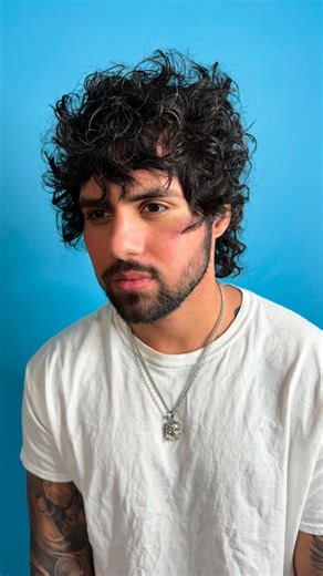 𝗔𝗺𝗯𝗲𝗿 𝗛𝗮𝗿𝗹𝗮𝗻 on Instagram: "Part of the process 🫶 I cut the hair wet for my shape, then go in dry for detailing and sculpting. I can see the shape of the curls a bit better to remove the weight out of the formation. Used new wash @hairstorystudio for cleansing-hair balm/gel for styling"