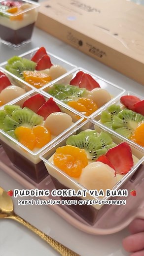 Ayoe Widya on Instagram: "Met malam minggu semua Pudding cokelat vla buah buat week end yang cukup dirumah aja 😬. Yuk cobainnn bund Masak itu mudah ya Bund, apalagi kalau dibantu sama pisau Titanium Blade @steincooware ✨STEIN TITANIUM BLADE @steincookware ! ✅ Berbahan dasar Titanium Anti karat, kuat, dan lebih tahan lama dari Stainless Steel lainnya. ✅ Anti llengket - memotong lebih efisien dan praktis karena kedua sisi pisau memiliki tekstur 4D sehingga mencegah menempel ✅ Tidak perlu mengasah