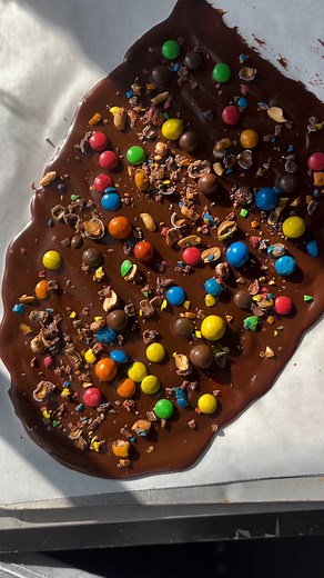 169K views · 193 reactions | We sense that leftover candy season is upon us  - so we're coming through with a little hack that puts those soon-to-be-forgotten tiny chocolate bars to good use!  | Tastemade | Facebook