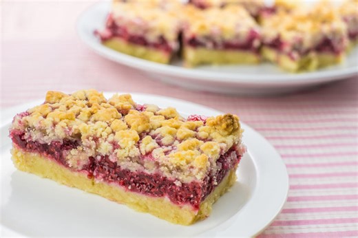 Kao iz bakine kuhinje: STARINSKI RECEPT za najukusniji biskvit kolač sa malinama pravo je LETNJE OSVEŽENJE za sladokusce