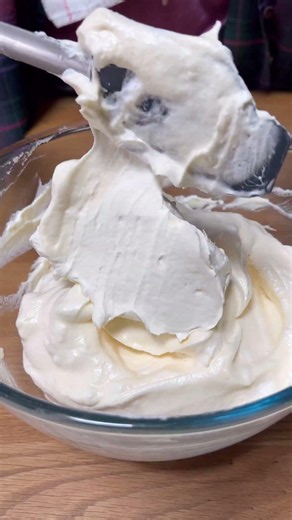 Nougat glacé, coulis de fruits rouges