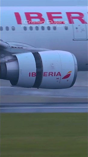 Saliendo de las nubes - A330 de IBERIA #aviation