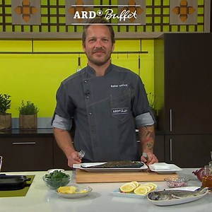 299K views · 769 reactions | Der Fisch ist gefangen und gebraten, doch nun geht es ans Filetieren. Keine Panik! Rainer Klutsch weiß Bescheid, wie es unfallfrei gelingt. | ARD Food | Facebook