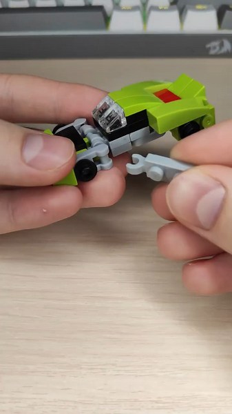 LEGO Master's Simple Trick to Building a Transformer Robot