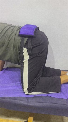 📌 تمرين Quadruped Multifidus activation بيشتغل على: ✔️ تثبيت الفقرات. ✔️ تقليل التحميل الغلط على الضهر. ✔️ منع رجوع الوجع تاني. ✔️ تحسين التحكم الحركي مش القوة بس ‎التمرين ده أساسي في حالات Low back pain خصوصًا لما الألم بييجي ويروح بدون سبب واضح. ‎مش كل تمرين تقوية مناسب،فيه عضلات لازم تفوق الأول قبل ما تقوّي. ‎لو بتحس إن ضهرك بيتعب من أقل مجهود راجع التقييم قبل ما تتمرن. دكتور/ محمد سمير الشحات العلاج الطبيعي القائم على الدليل العلمي مش التجربة #هنتات_مع_الشحات #تاهيل_ما_بعد_الاصابات #دكتور_م