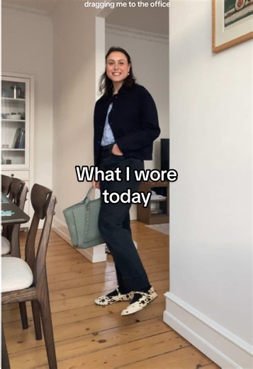 A simple casual outfit for work today 🤓 getting dressed with something nice in the morning is the good side about working from the office and the one thing that gets me out of the house 😬 #ootd #officeoutfit #corporatefashion #bomberjacket #minimaloutfit