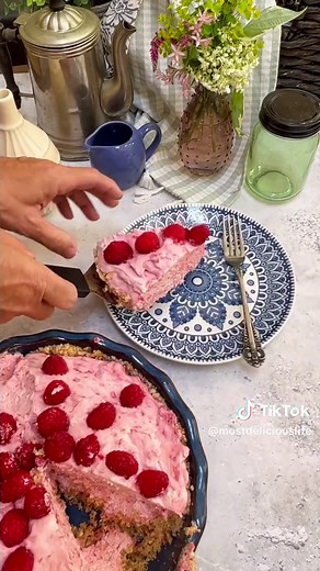 Delicious Fresh Raspberry Cream Pie Recipe
