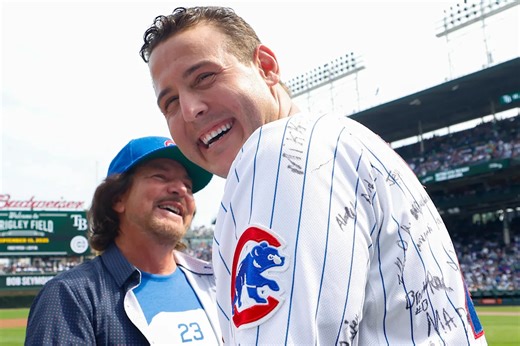 Anthony Rizzo retires with Cubs at Wrigley Field and nearly catches home run in bleachers
