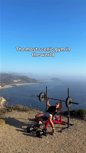 Nothing like the great outdoors ☀️🌊🏝️🌄🏔️ @wandering.weights #outdoorworkout #squatrack #exercise #fitness #gymlifestyle
