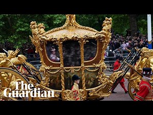 Queen Elizabeth appears as hologram inside 260-year-old golden carriage – June 5, 2022