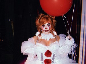 映画『IT／イット』のペニーワイズに仮装したこの女性セレブは誰？ | フロントロウ