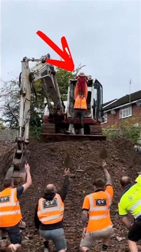 When the workers are Lion King fans. 🦁😂