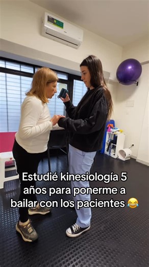Lic. Carolina Gala | Consultorio Kinesiología on Instagram: "Este video se volvió viral en otra red social. Más de 20 mil “me gusta”, cientos de comentarios, miles de miradas.. Sin pensarlo mucho puse a modo de chiste que estudié 5 años para terminar bailando con los pacientes. Pero más allá de los números y el chiste, este video muestra lo que para mí realmente importa. Muestra a Rosita, una paciente que mucho no se anima, que le cuesta, pero que siempre al final sonríe. Muestra esfuerzo, valen
