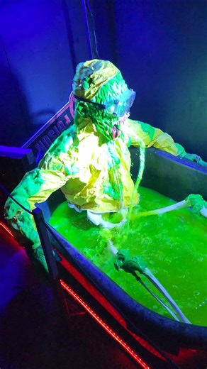 That Is NOT Normal… 😳 #hauntedhouse #hauntedattraction #halloweenprops #transworld