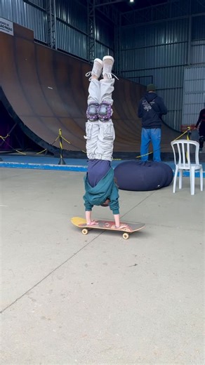 Karen Jonz on Instagram: "Filha, será que um dia você vai pesquisar seu nome no Google encontrar aqui esses posts de última hora, que sempre acho nao vou ter muito o que escrever? Esse ano já deixei no bloco de notas dessa vez, com certa antecedencia, eu adoro escrever sobre você. Alias, tem um caderninho vermelho que fica na segunda gaveta da minha mesinha de cabeceira, aquela que tá um pouco emperrada e quando abre tem cheirinho de todos os óleos essenciais misturados. Nele escrevo sobre você.